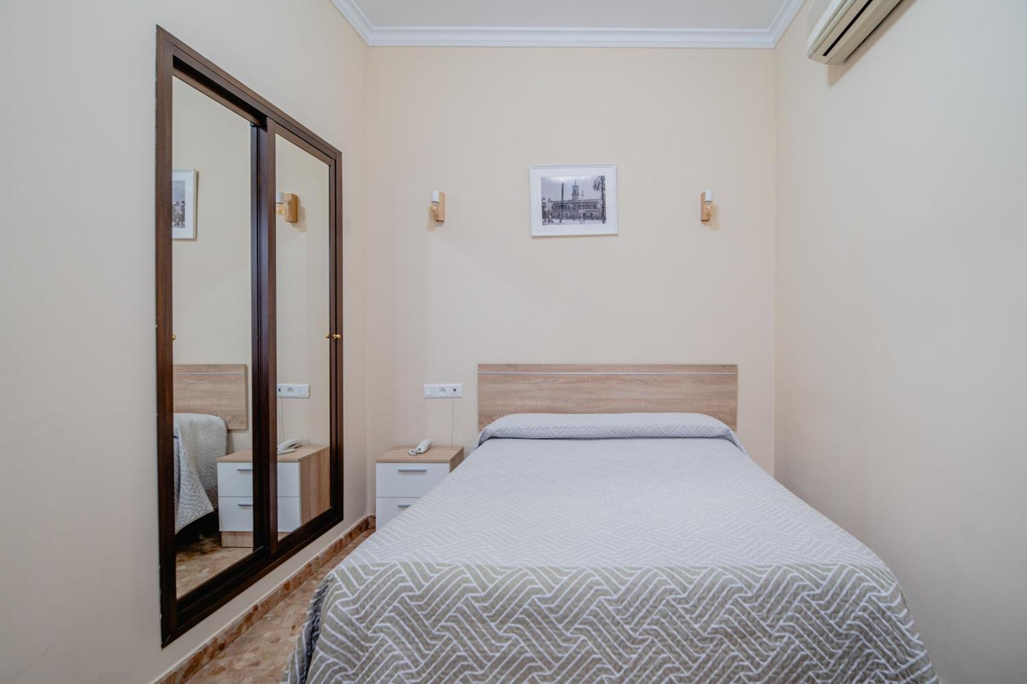 Hotel Chamizo El Arahal Екстериор снимка